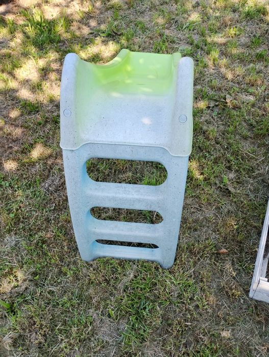 Zjeżdżalnia mała dla dziecka zielono-popielata 110X60