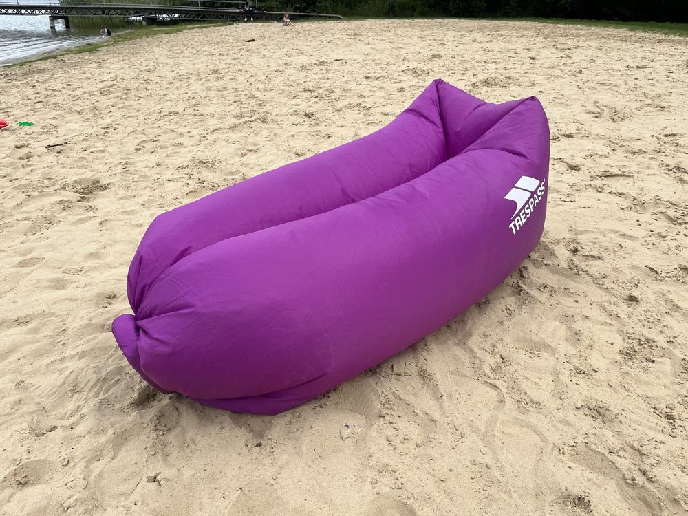 Dmuchany leżak plażowy Trespass Air Lounger