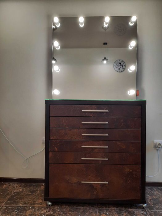 Нове робоче місце перукаря, візажиста.Можливий торг.