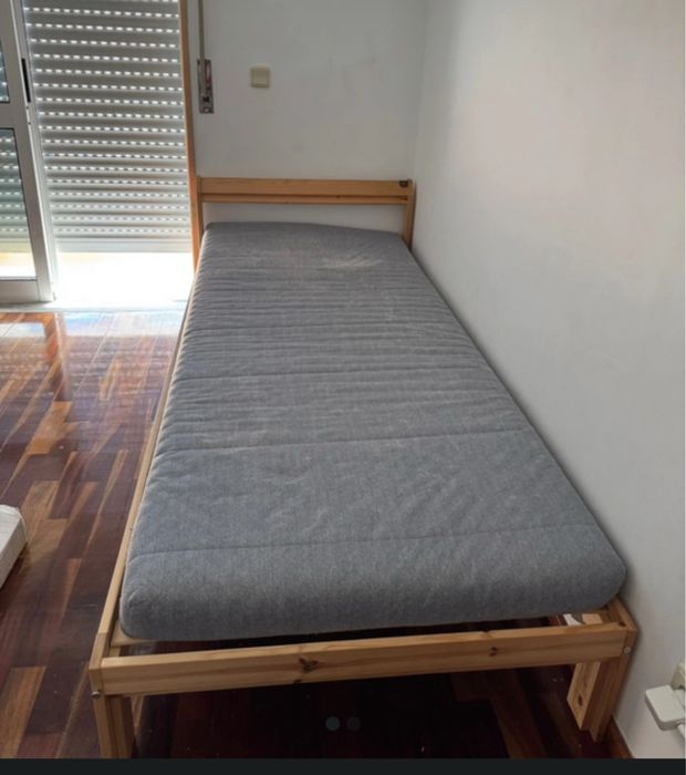 Cama individual em madeira