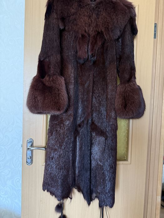 Продам нутриевую шубу с песцом