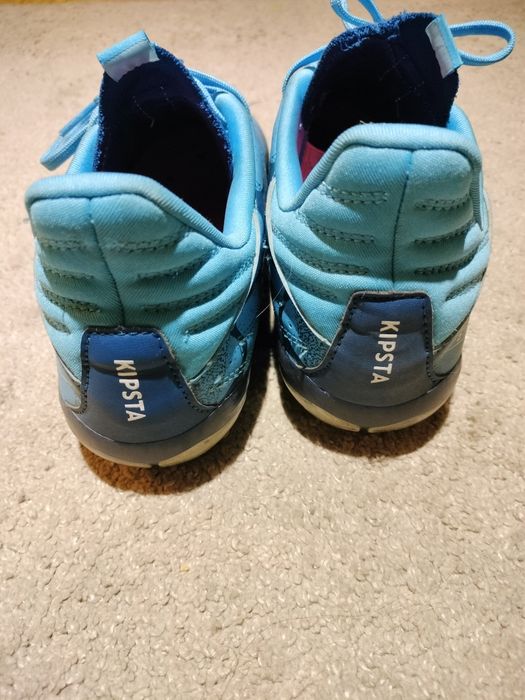 Chuteiras azuis e pretas