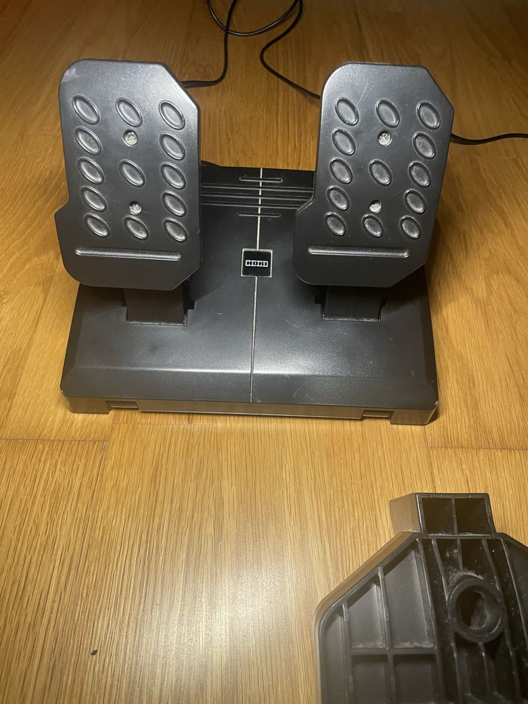 Volante com pedais da playstation.