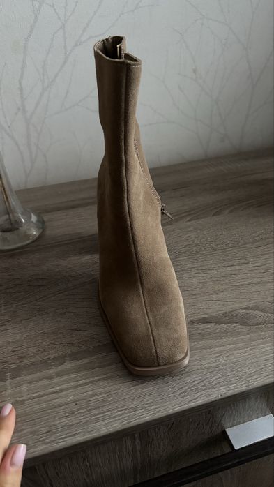 Ботинки бежевого цвета с квадратним мисом