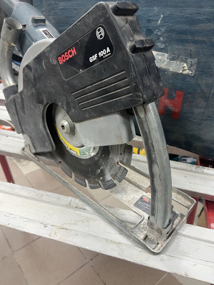 Штроборез   BOSCH GSF 100 (300 мм) + пылесос