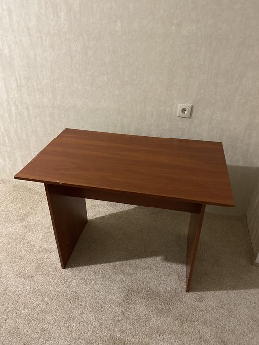 Стіл письмовий комп‘ютерний