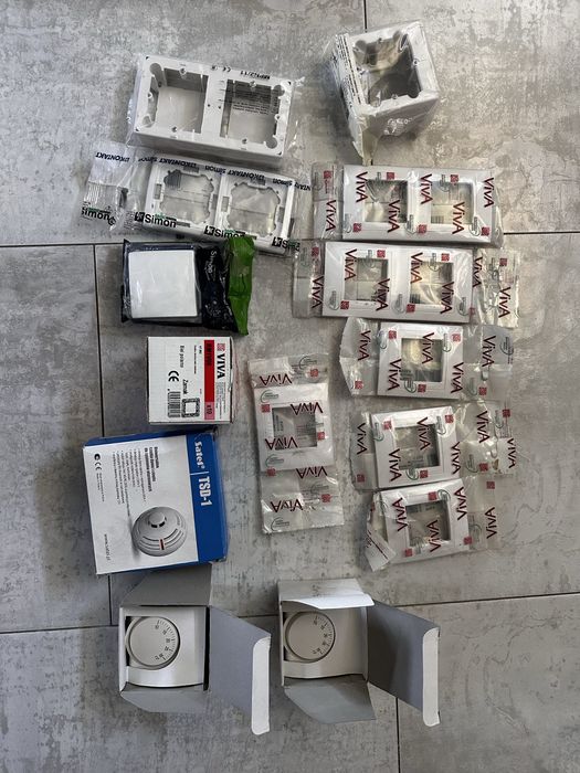 Zestaw puszek i obudów na włączniki światła