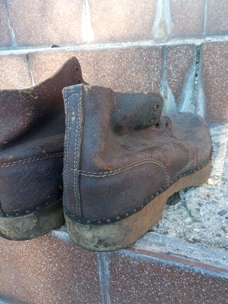 Buty muzealne ,drewniana podeszwa  do wystroju lokalu.
