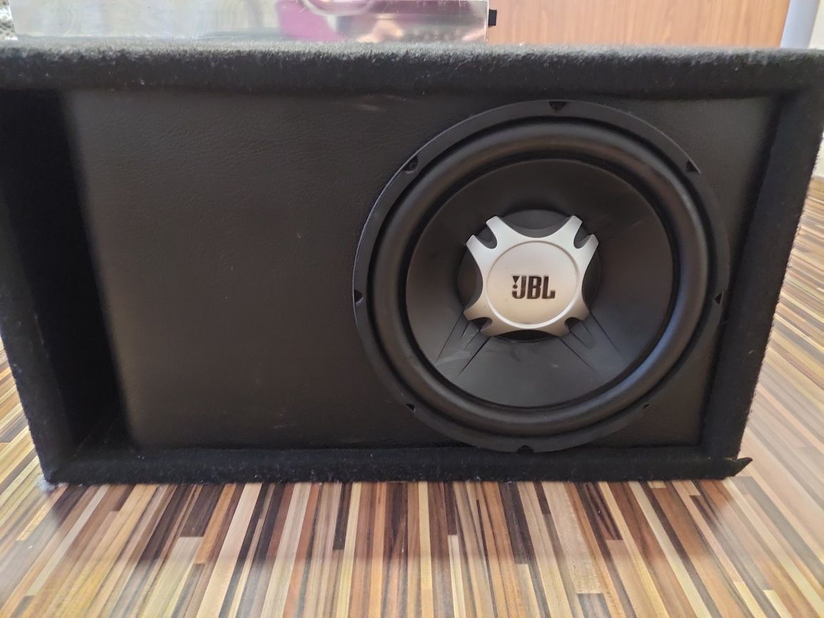 Tuba JBL wraz ze wzmacniaczem