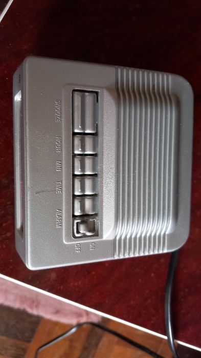 Електрогодинник- будильник .