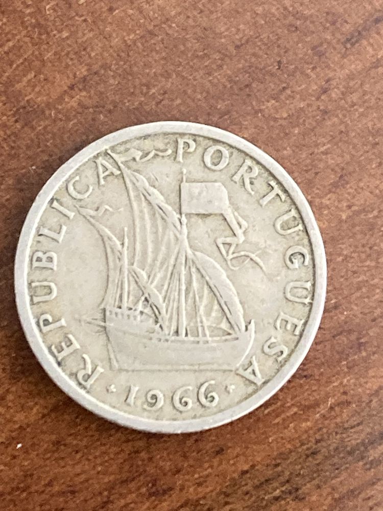 3 moedas de 5 escudos (1964, 1966 e 1967); oferta moeda 1984