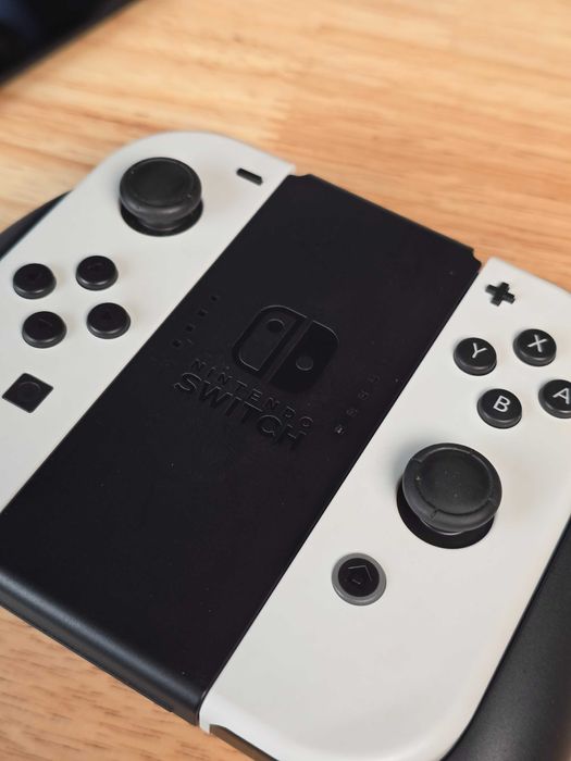 Nintendo Switch OLED + karta 256 GB + Etui + Folia