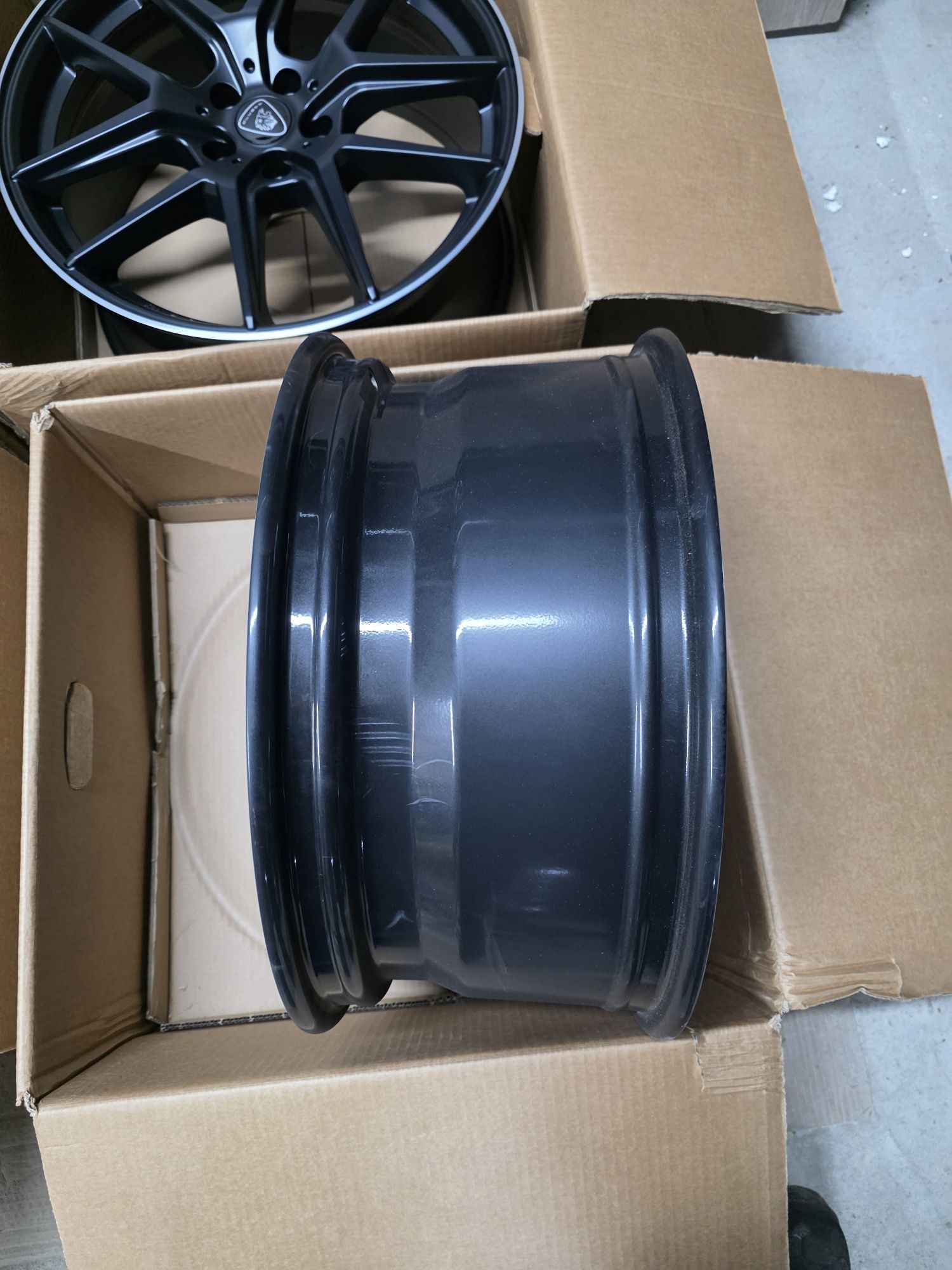Komplet fabrycznie nowych alufelg ALUETT 5X108 R19.