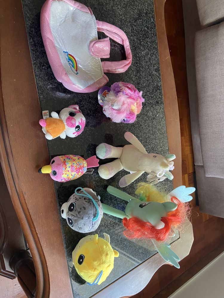 Varios peluches alguns ainda com as etiquetas valor dr todos