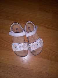Продам фирменные босоножки сандалии на девочку