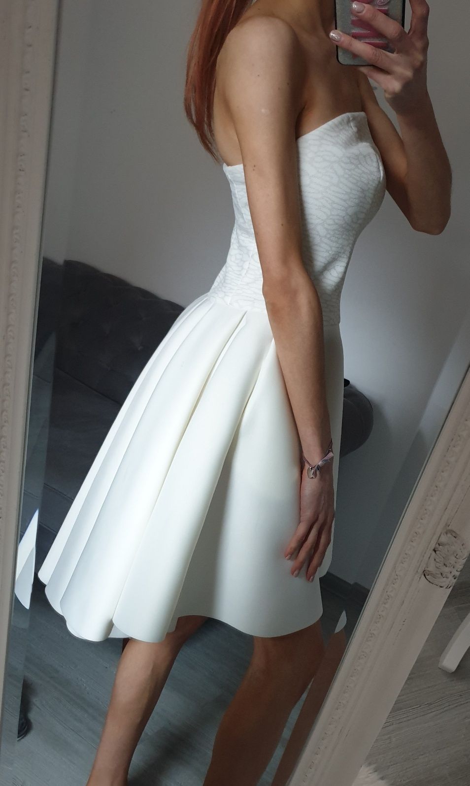 Piękna elegancka sukienka balowa rozkloszowana