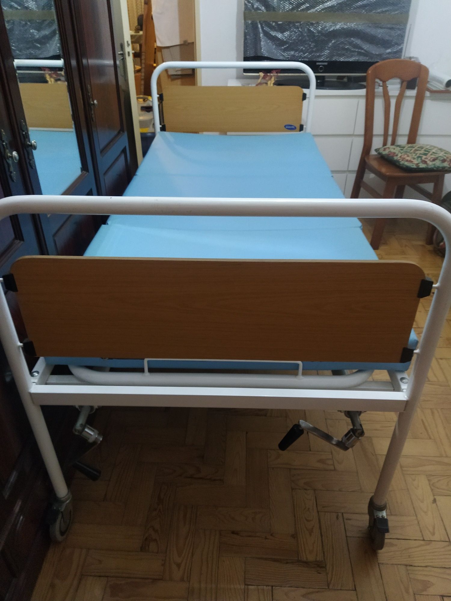 Cama articulada com colchão anti-escaras