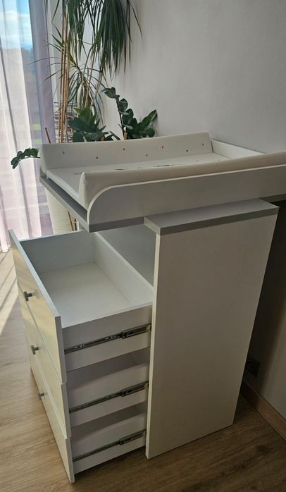 Łóżeczko i komoda z przewijakiem