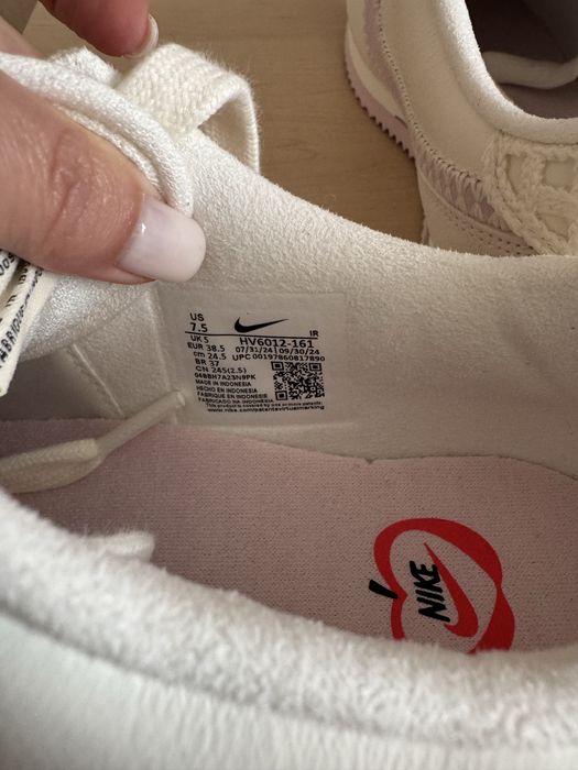 Продаются кросовки , кеды NIKE абсолютно новые