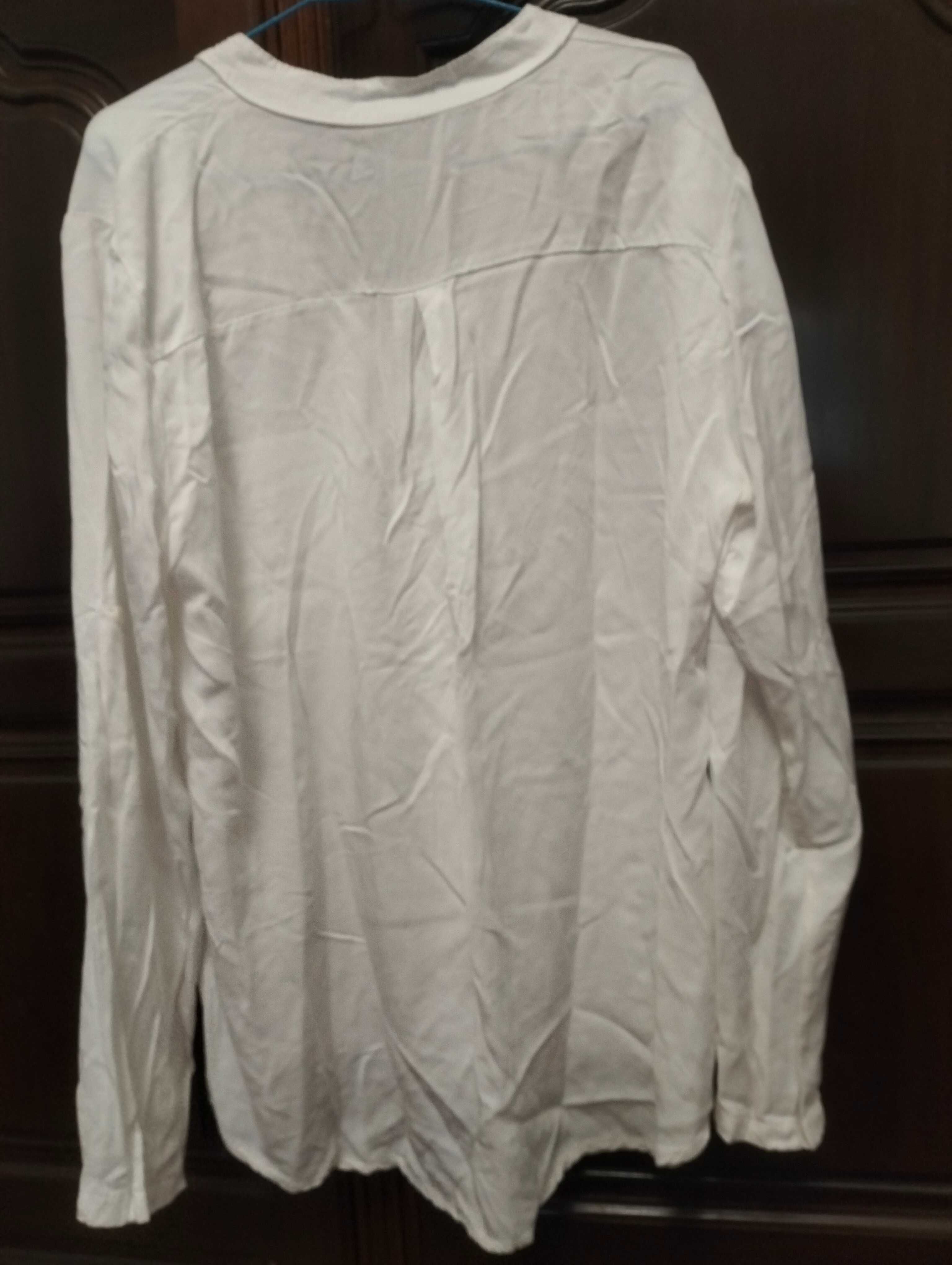 Blusa branca com bolso