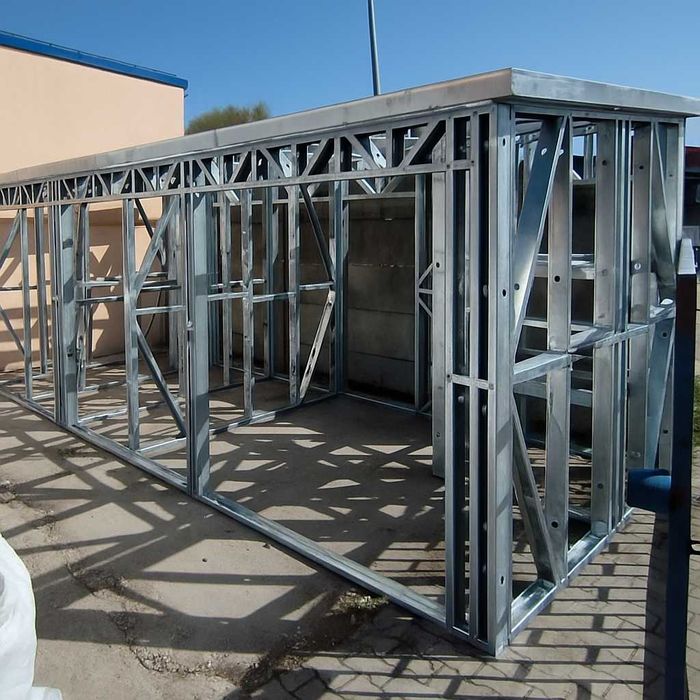 Konstrukcja szkieletowa pod budynek gospodarczy / garaż / składzik.