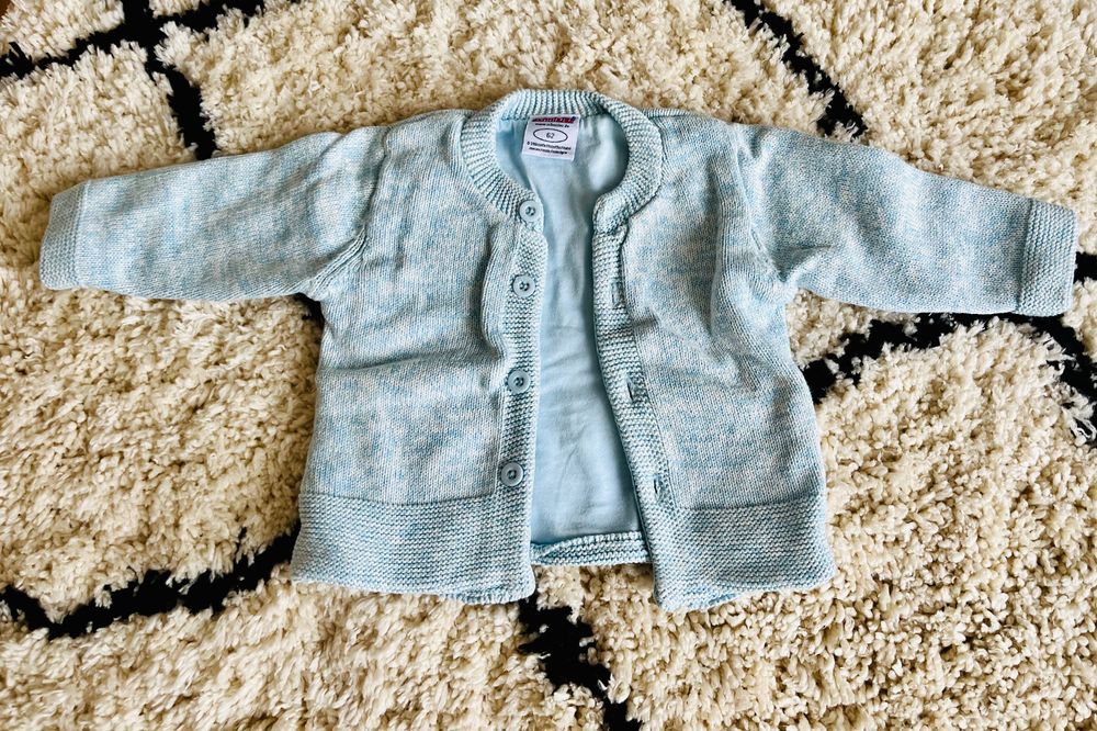 Ciepły sweterek niemowlęcy niebieski rozm 62 na guziki
