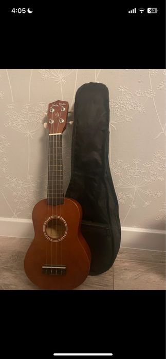 ukulele brazowe mala gitara i obudowa z pokrowcem Harley Benton