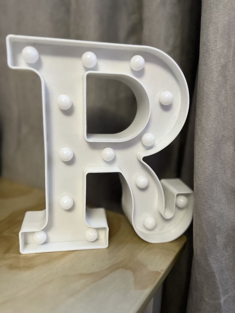 Буква R с подсветкой