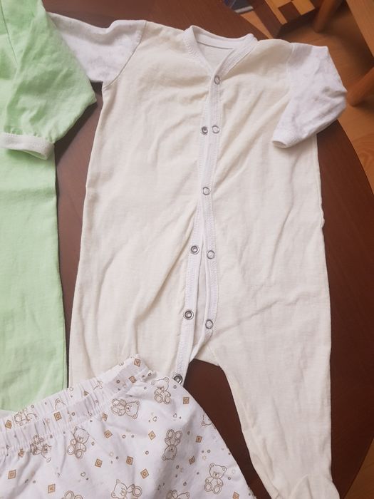 Дитячі речі для новонароджених.