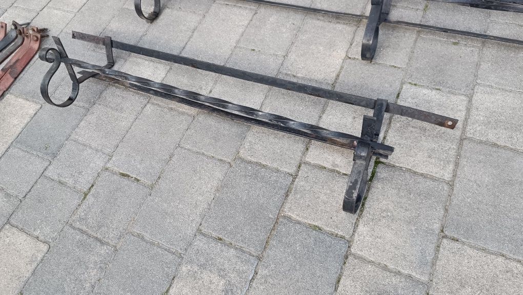 Metalowy kwietnik pod okno kute kwietniki gięte wiszące na dwór