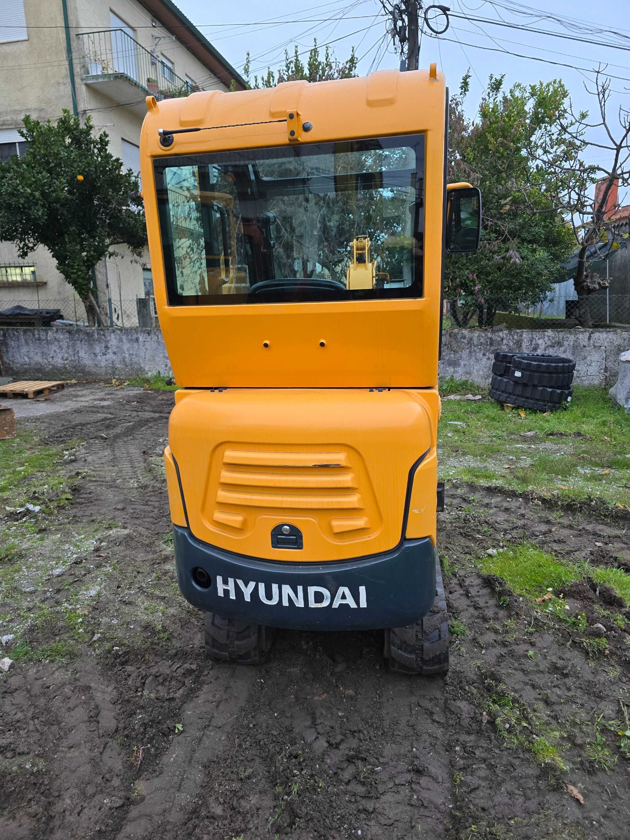 Mini Giratória  / Mini Escavadora Hyundai R16-9,