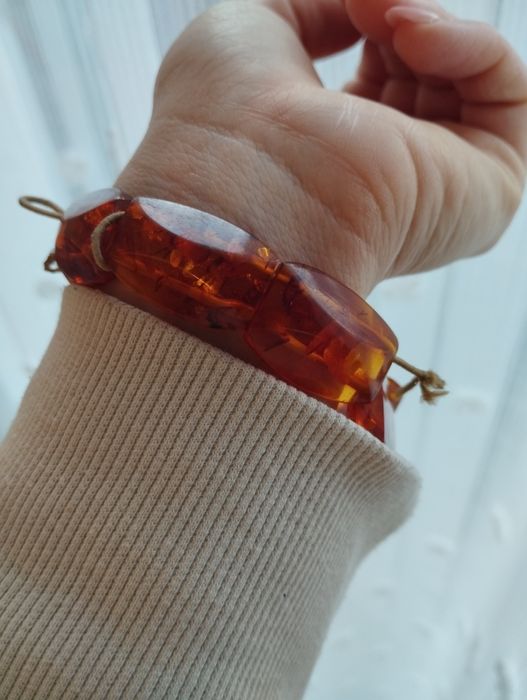 Bransoletka wykonana z bursztynu