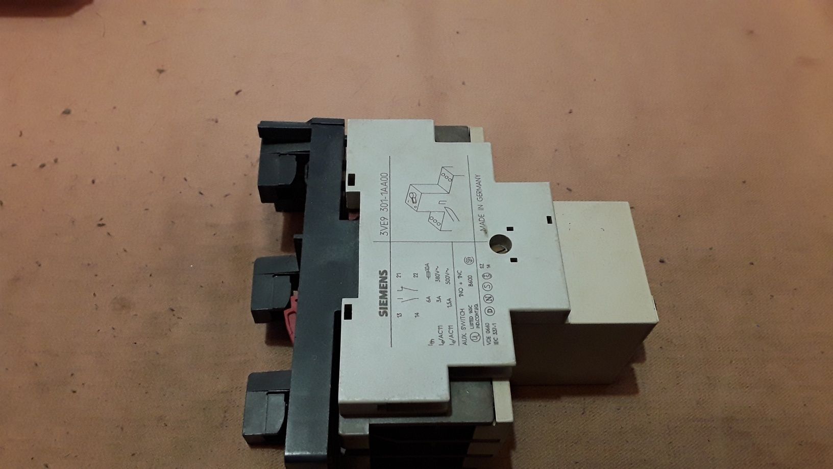 Автоматический выключатель для защиты двигателя. Siemens 3VE3,1.6A