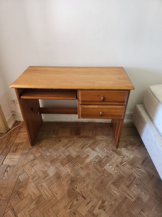 Secretaria pinho bem tratada e em bom estado