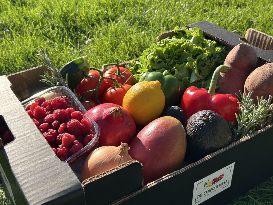 Cabazes de fruta e legumes frescos