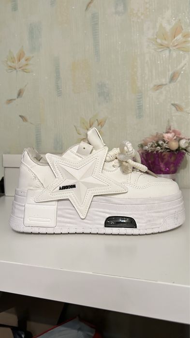 Białe Buty na wysokiej platformie..