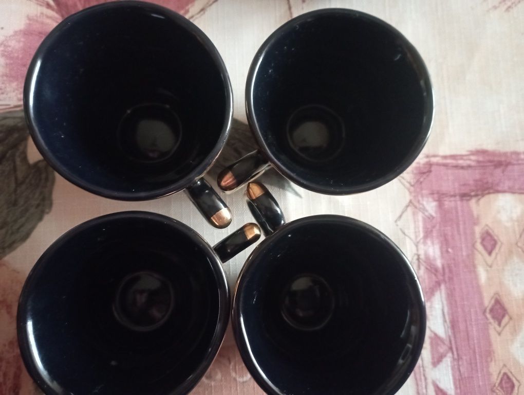 Чорні чашки для кави
