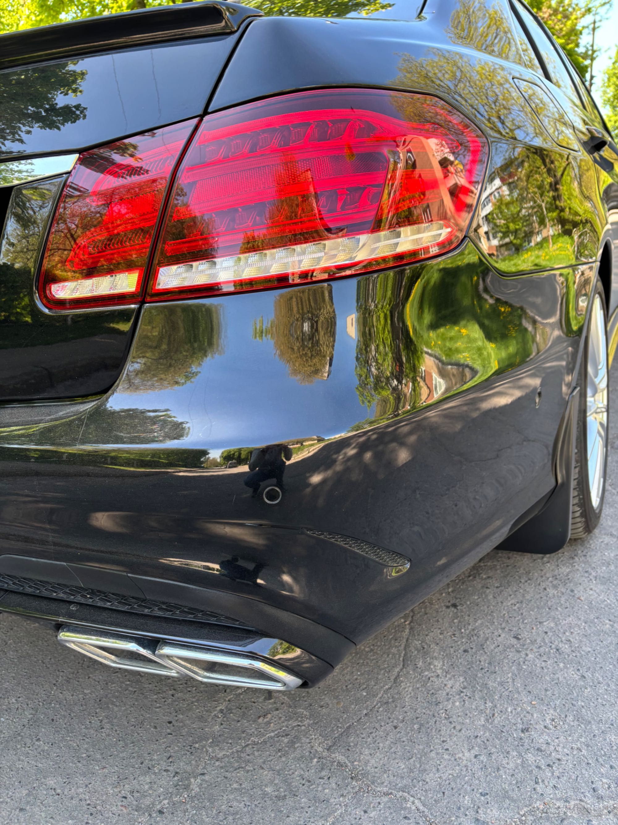 Автомобіль Mercedes Benz