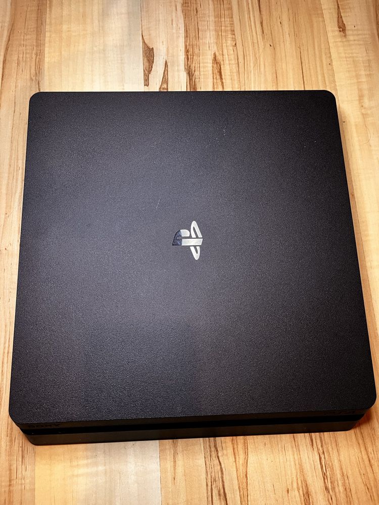 playstation 4 slim z dwoma padami dyskiem i podstawką