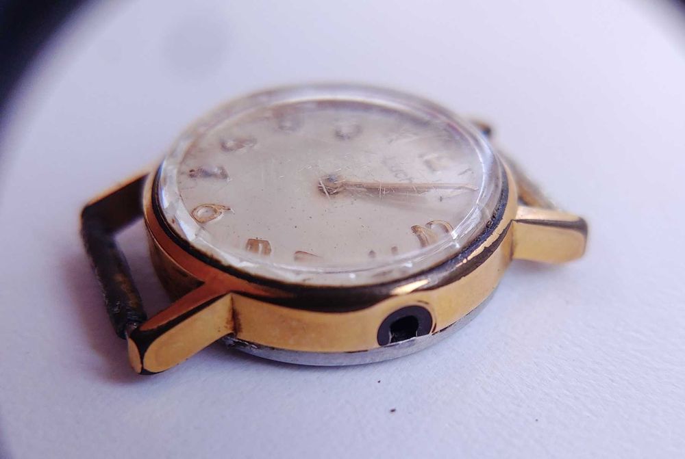 Жіночий позолочений годинник Luch (несправний)