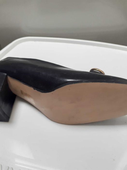 Sapatos pretos com aplicação removível 35