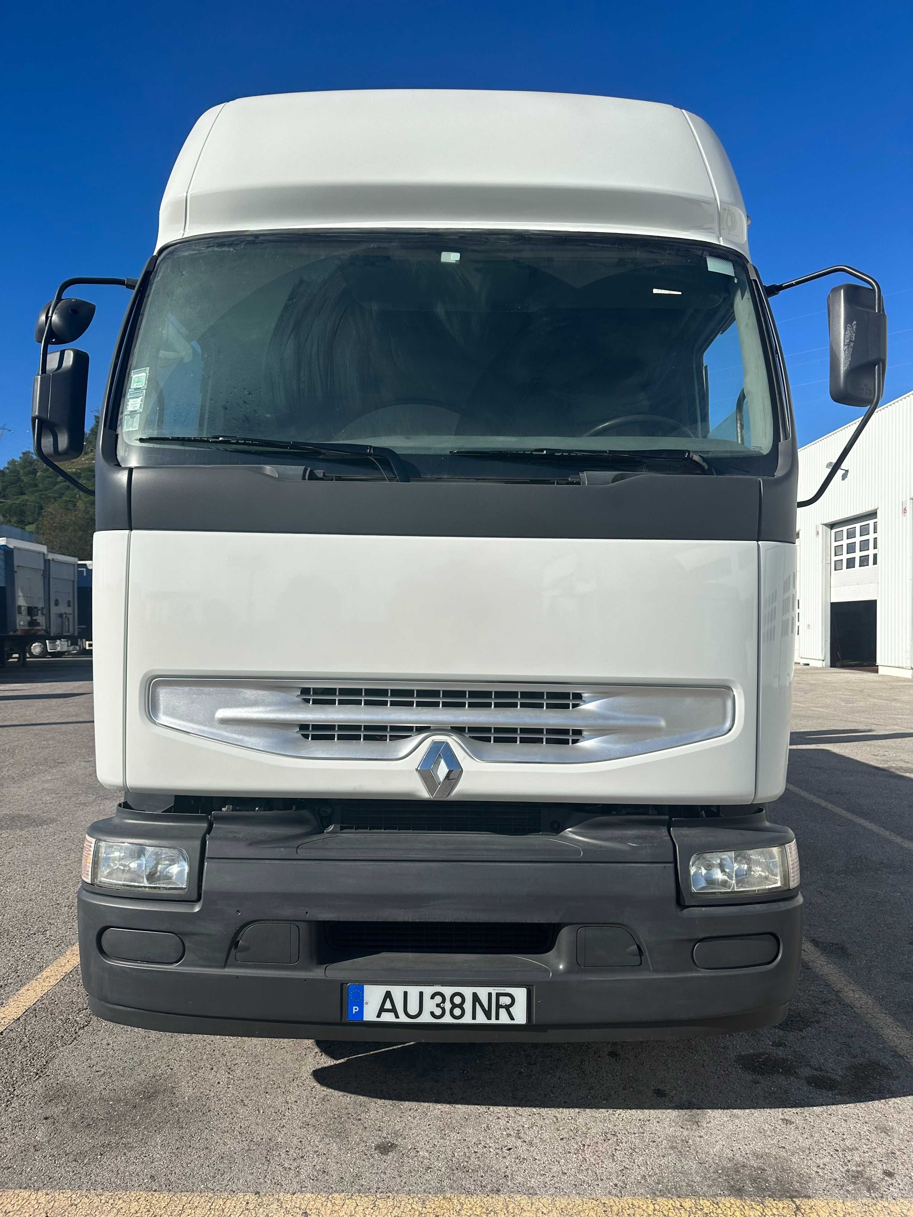 Renault Premium com grua