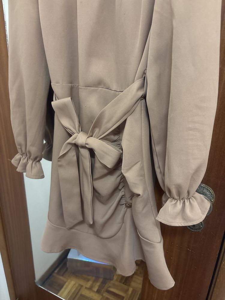 Vestido bege com folho e laço cintura.