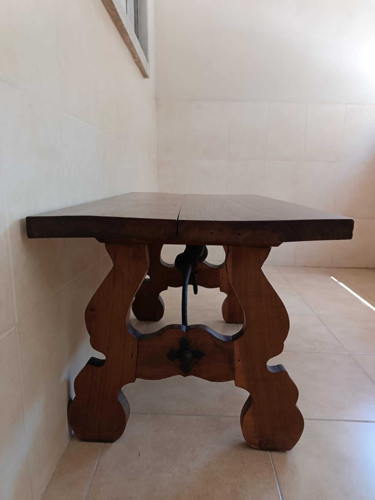 Mesa de sala de estar em madeira maciça
