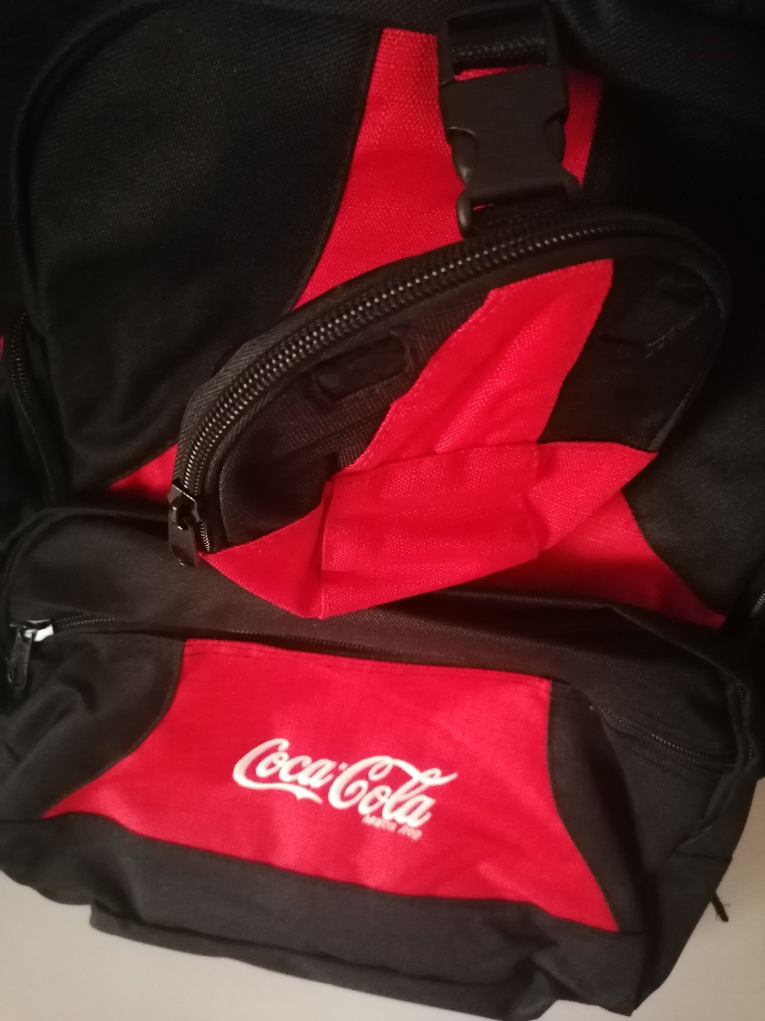 Mochila com colunas com publicidade da Coca-Cola