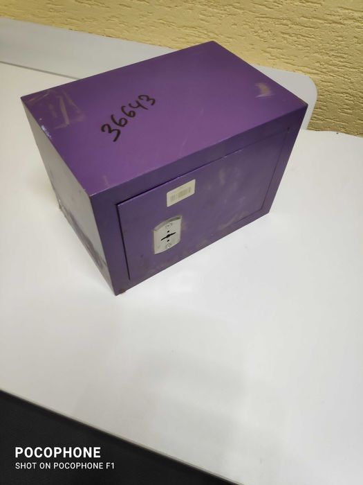 Шафа металева, сейф середній, малий.