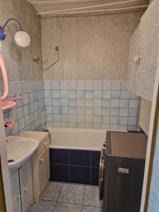 Sprzedam 2-pokojowe. Czwarte piętro.  Własna kotłownia na cały blok.