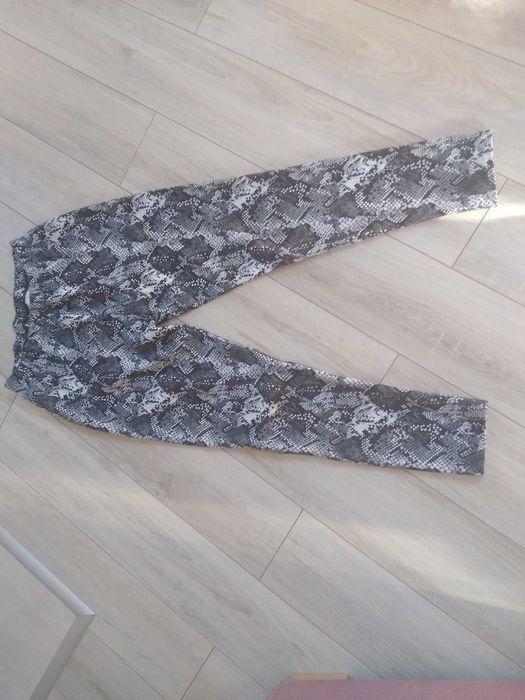 Leginsy damskie w wężowy wzór