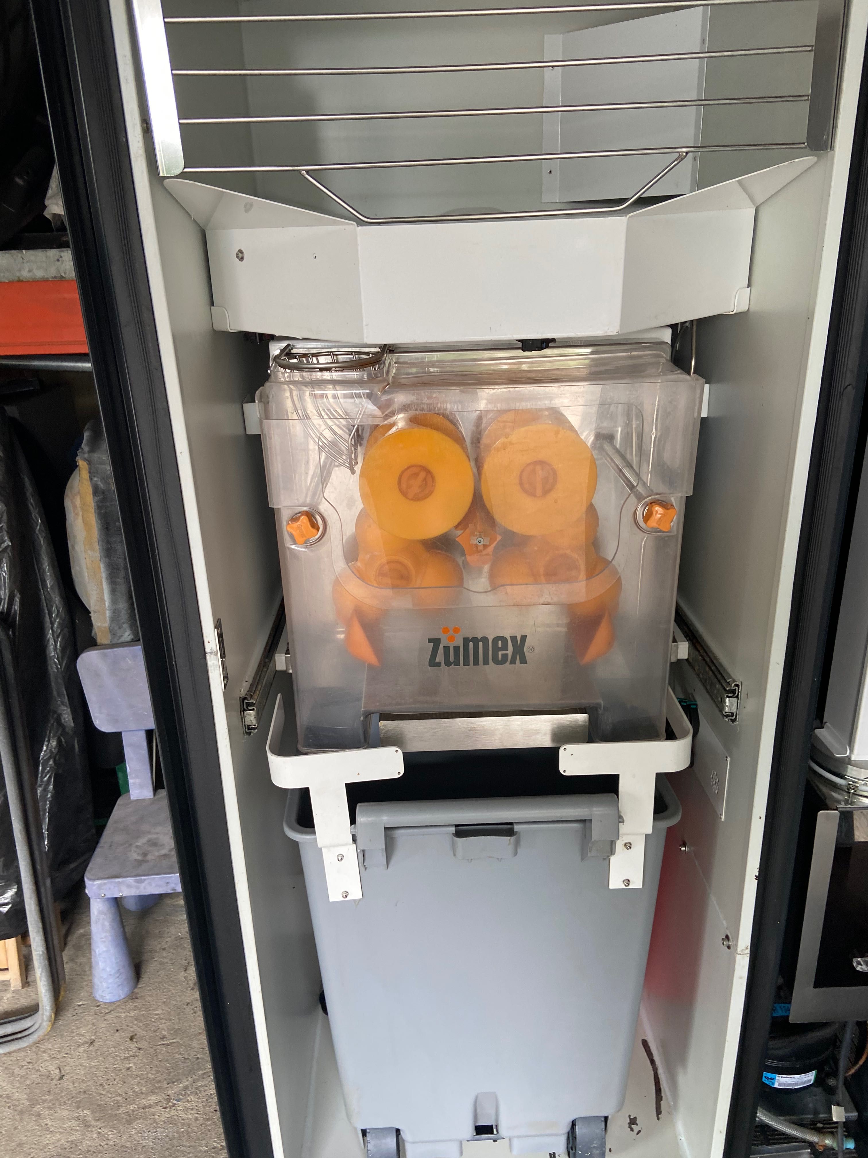 Automat do robienia soku z pomarańczy Zumex
