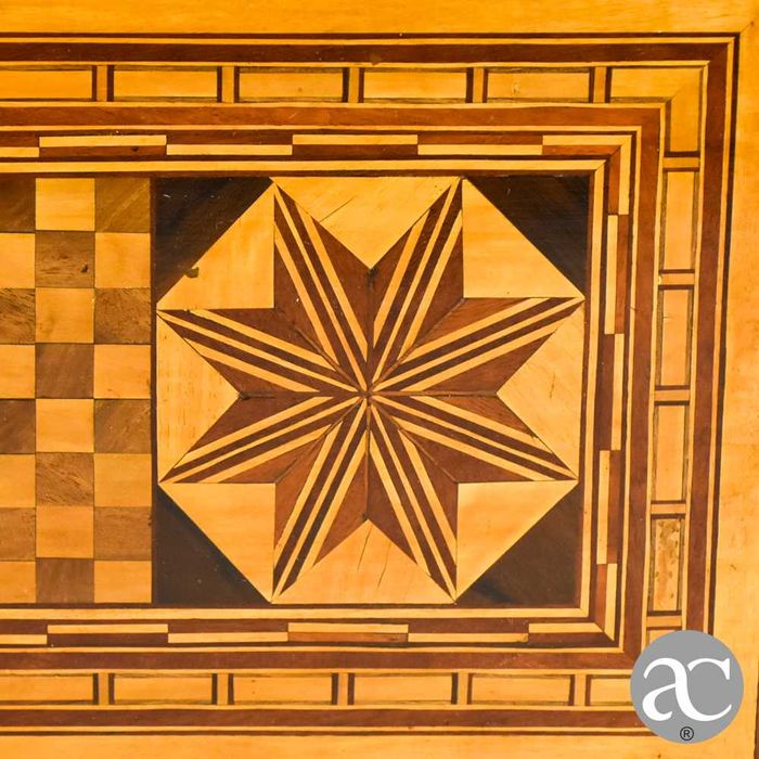 Caixa de jogo em madeira com embutidos